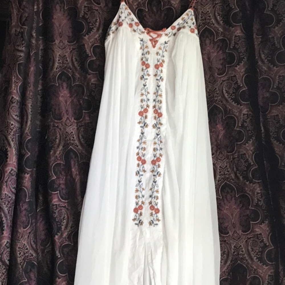 White Adorable Dress🌸🌺💃🏽
